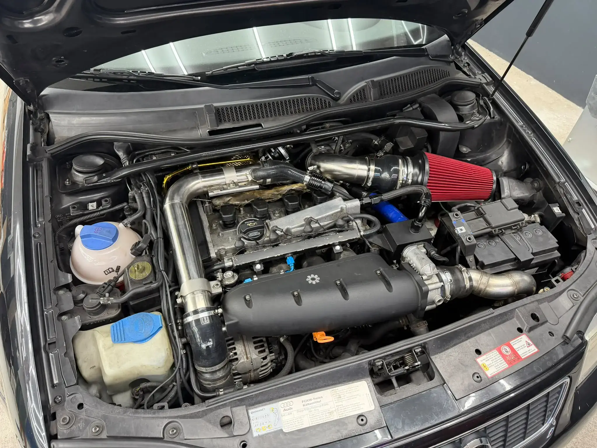 audi-turbo-umbau-motorraum-offener-sportluftfilter