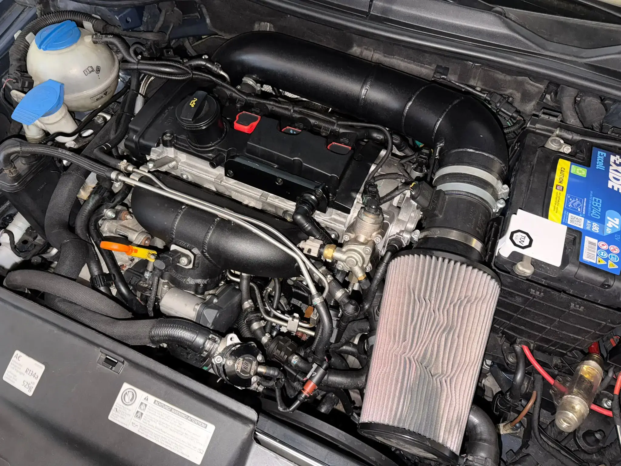 vw-tuning-motorraum-offener-sportluftfilter-detail